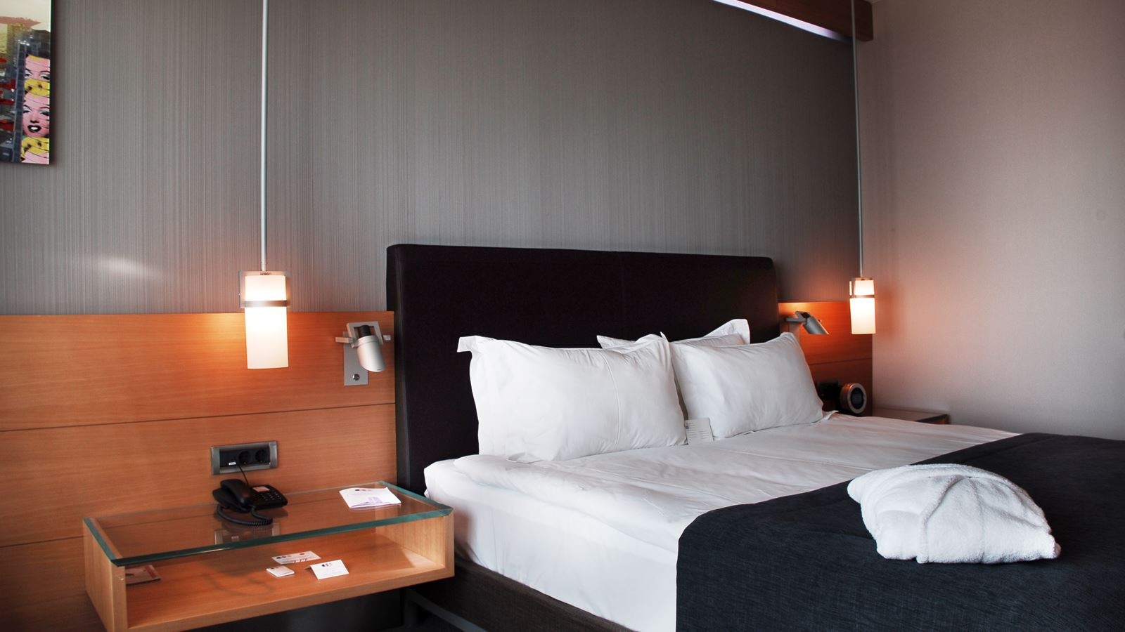 rooms-double-deluxe-king-bed