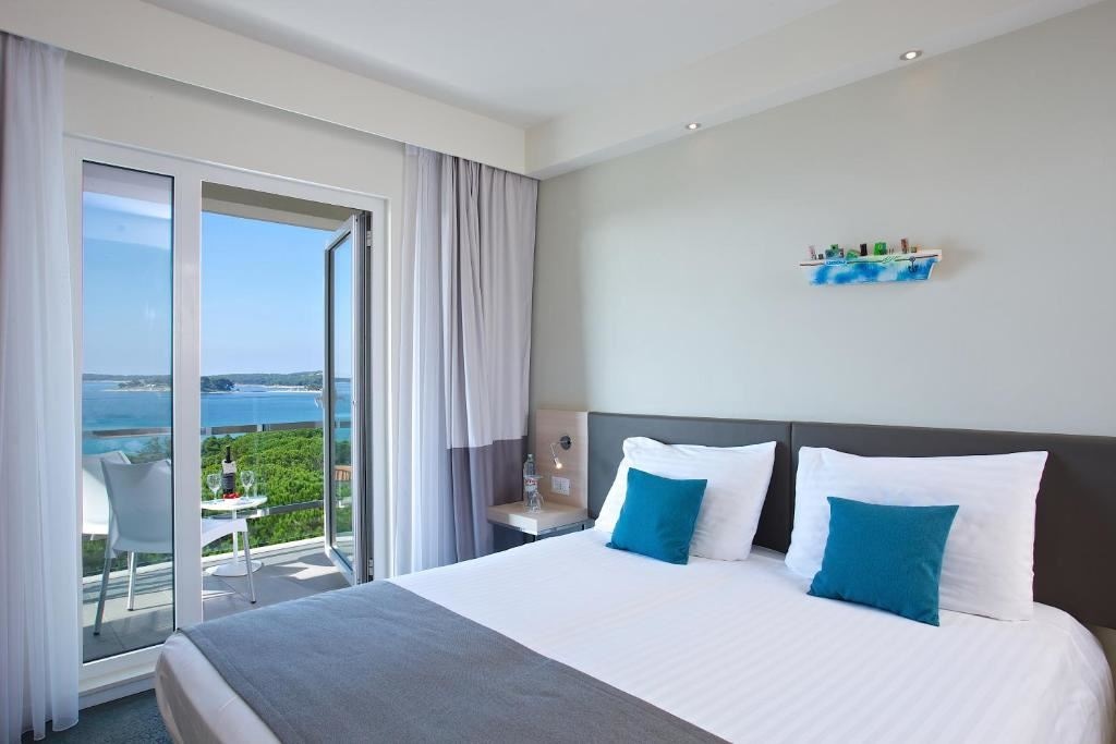 rooms-double-superior-room-seaside-balcony