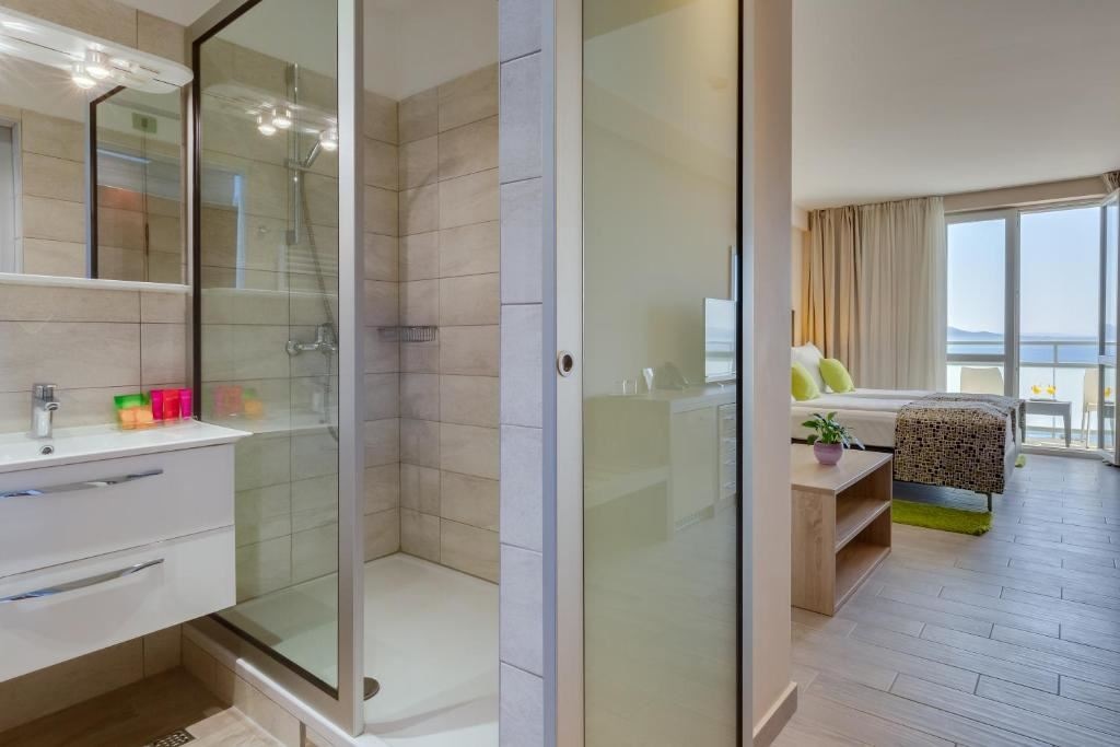 rooms-double-premium-room-seaside-balcony