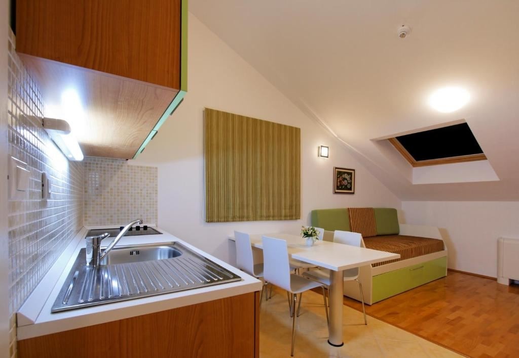 rooms-2-bedroom-apartment-balcony