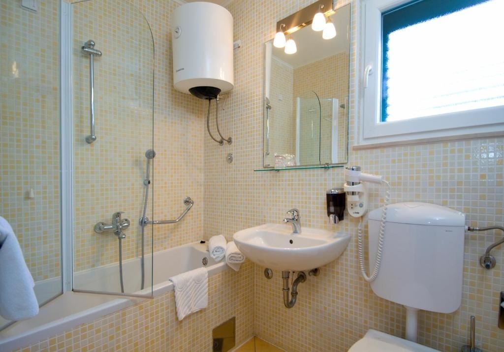 rooms-2-bedroom-apartment-balcony