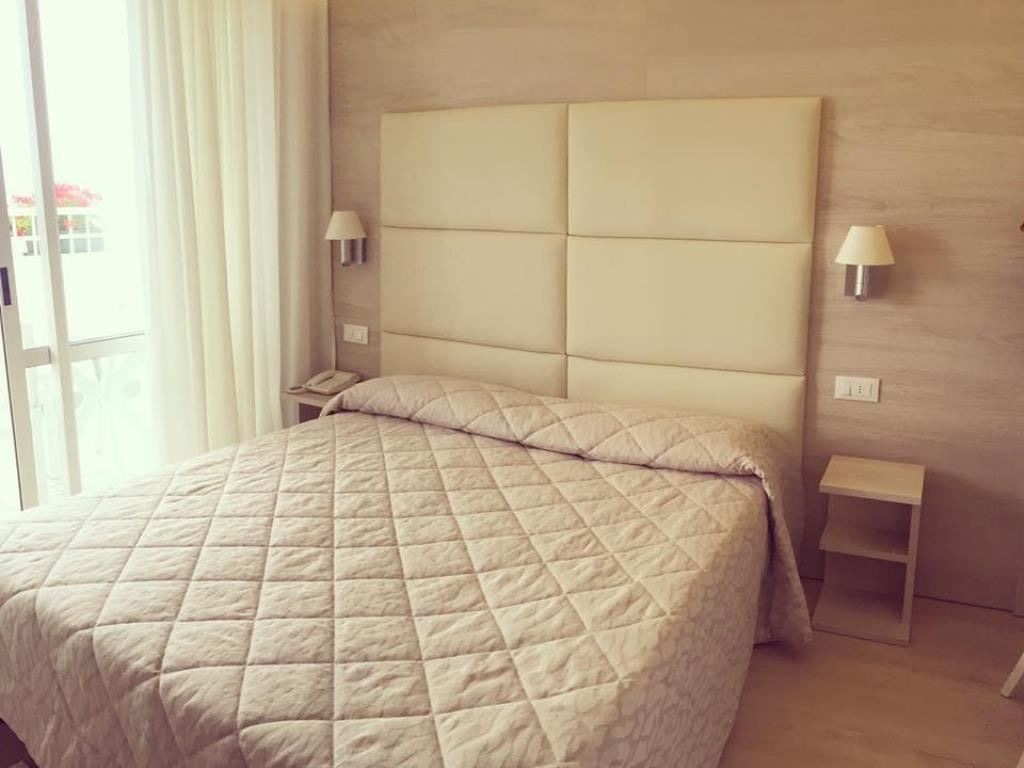 rooms-standard-room-side-sea-view