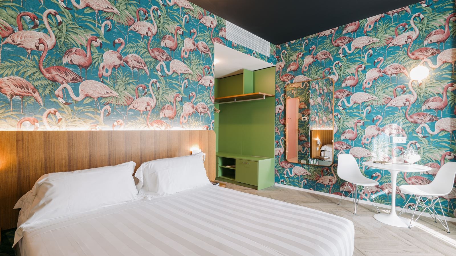 rooms-suite-king-size-bed