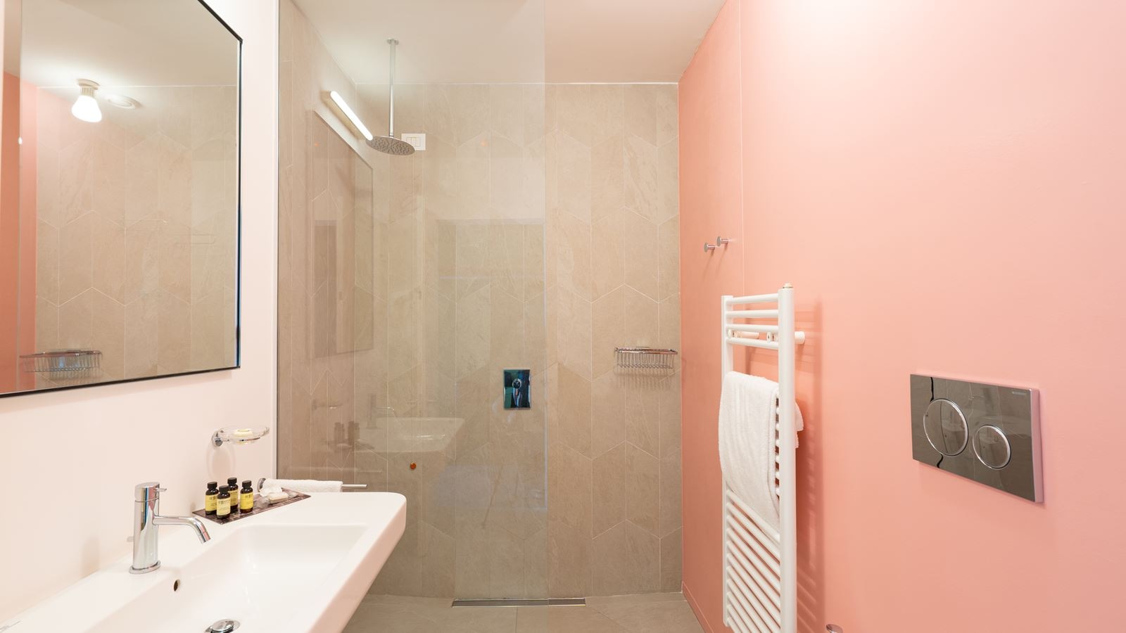 rooms-suite-king-size-bed