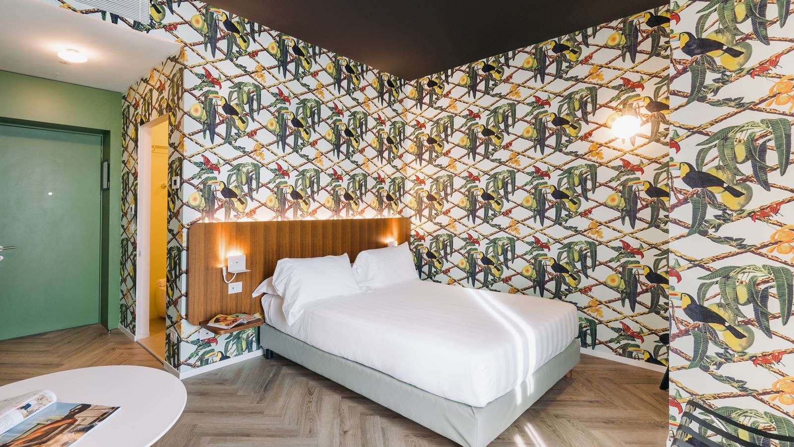 rooms-suite-king-size-bed