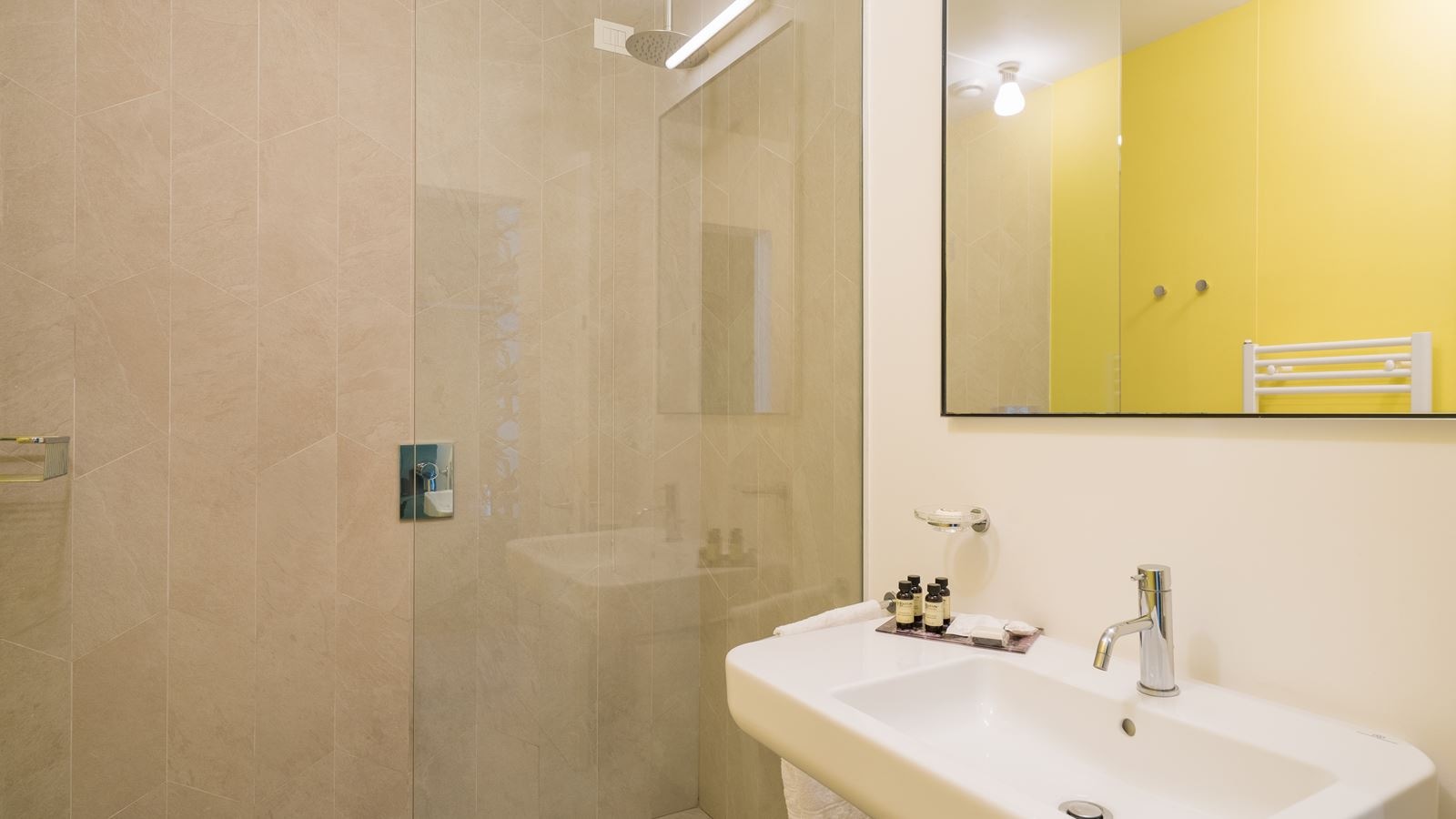 rooms-suite-king-size-bed