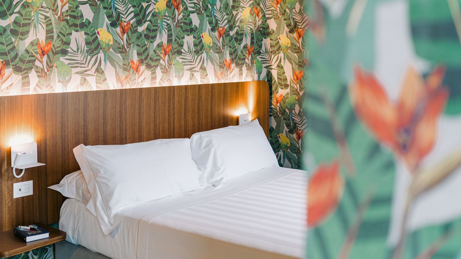 rooms-suite-king-size-bed