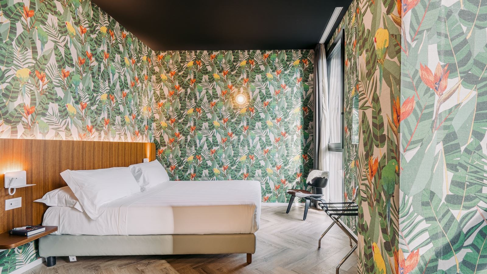 rooms-suite-king-size-bed