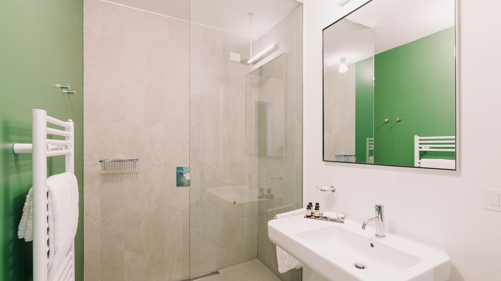 rooms-suite-king-size-bed