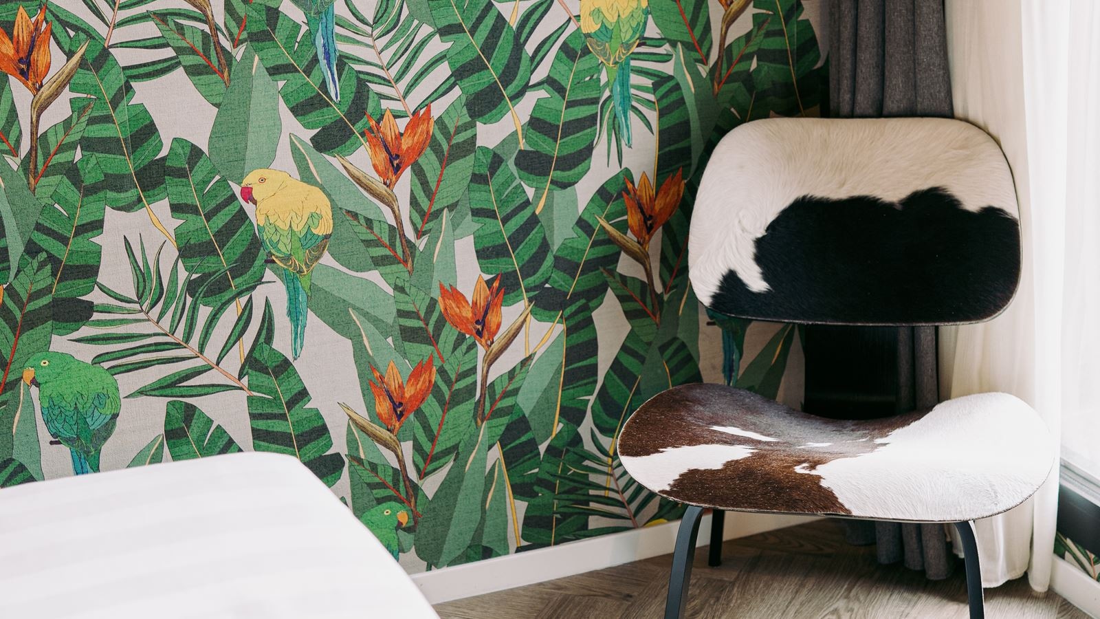 rooms-suite-king-size-bed