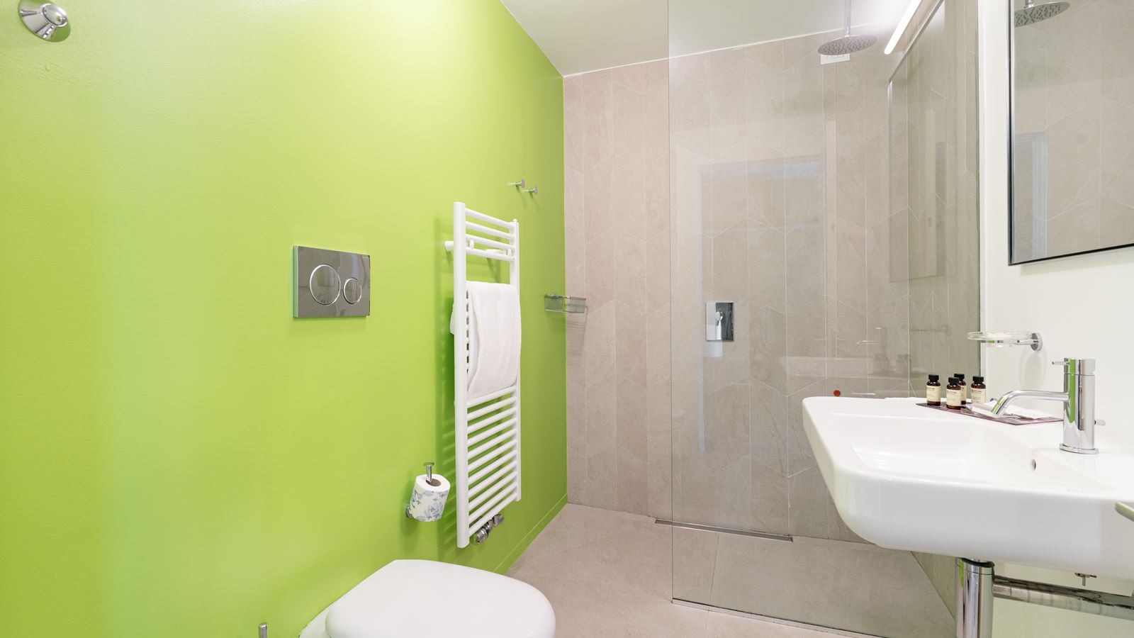 rooms-suite-king-size-bed