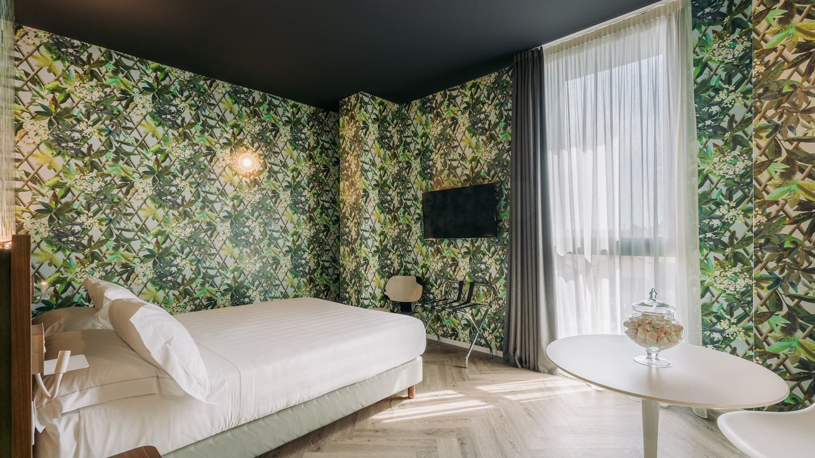 rooms-suite-king-size-bed