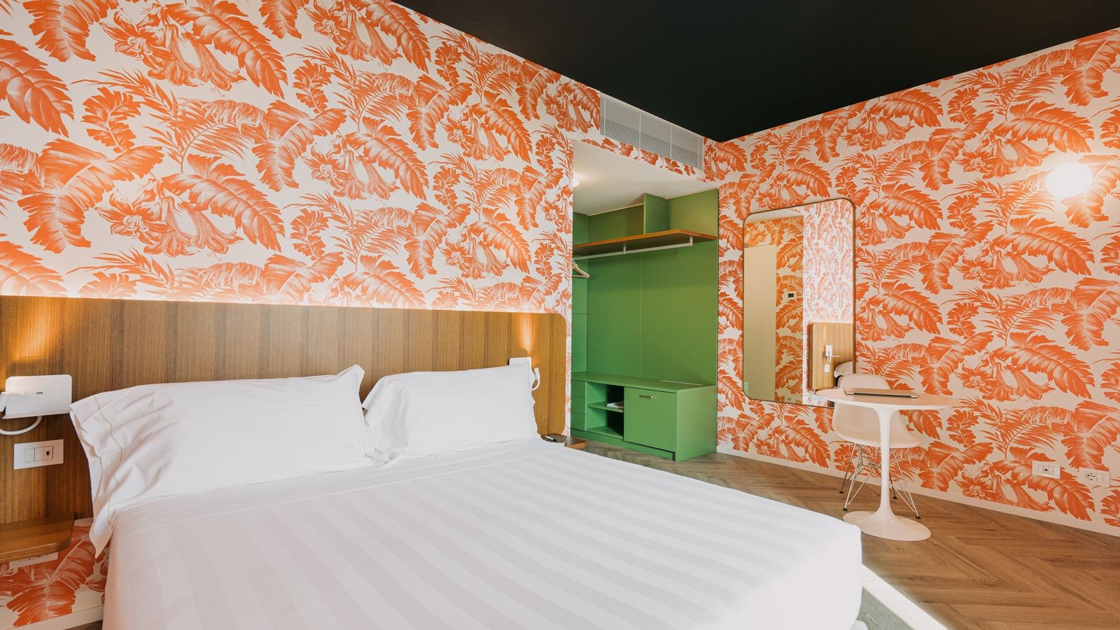 rooms-suite-king-size-bed