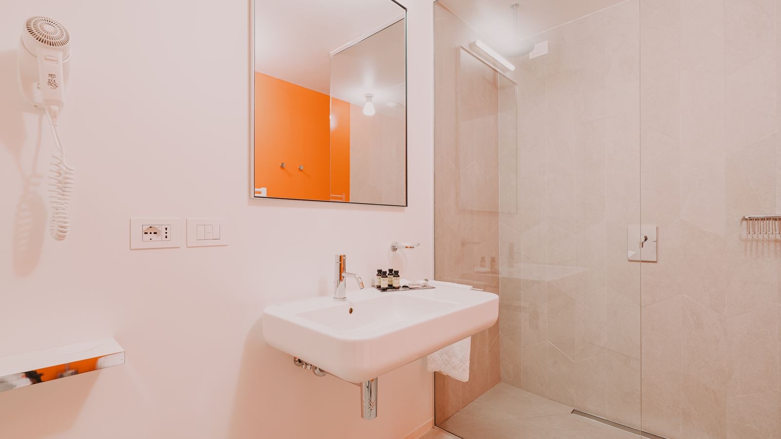 rooms-suite-king-size-bed