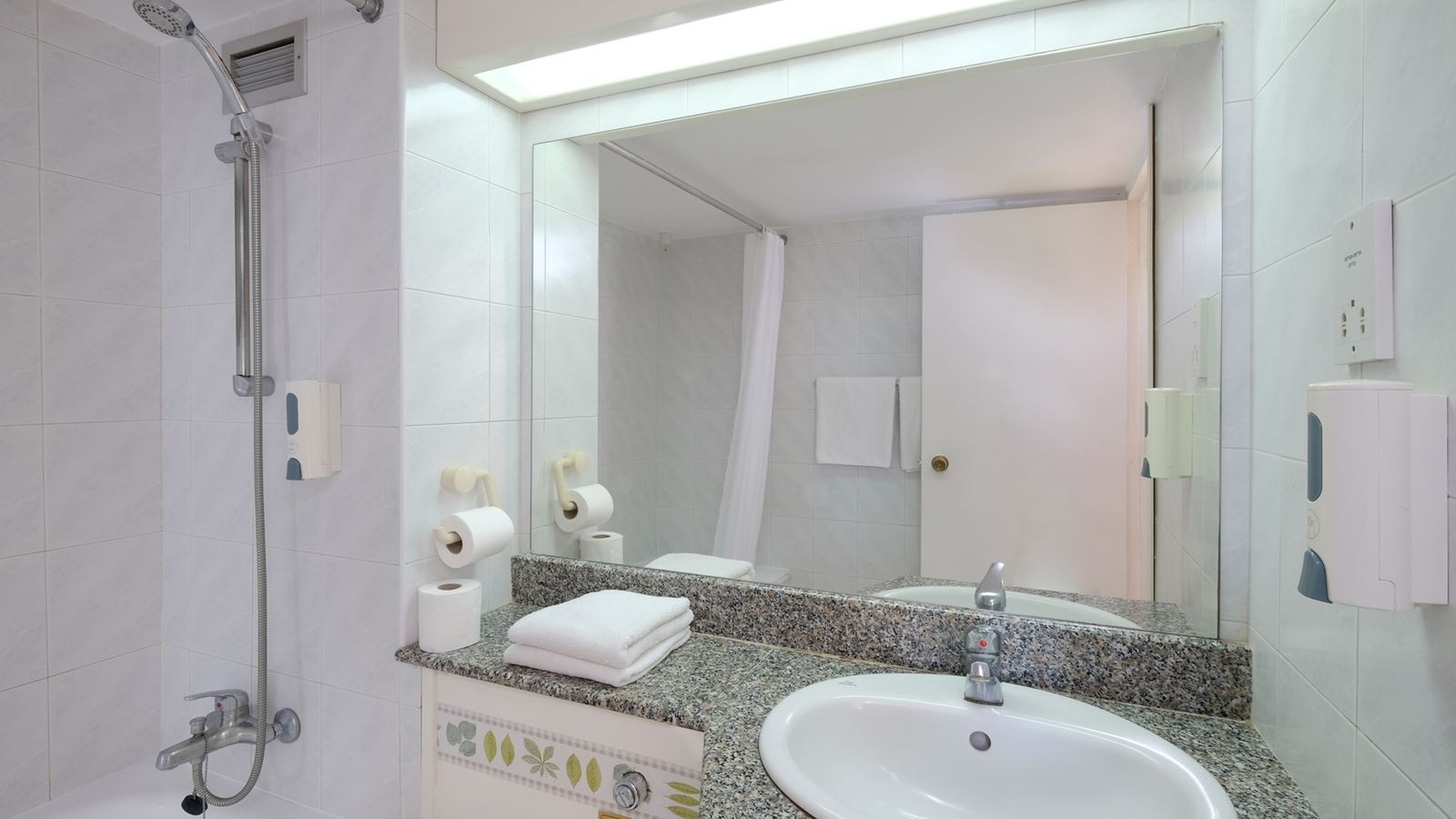 rooms-double-standard-room-lateralseaview-balcony