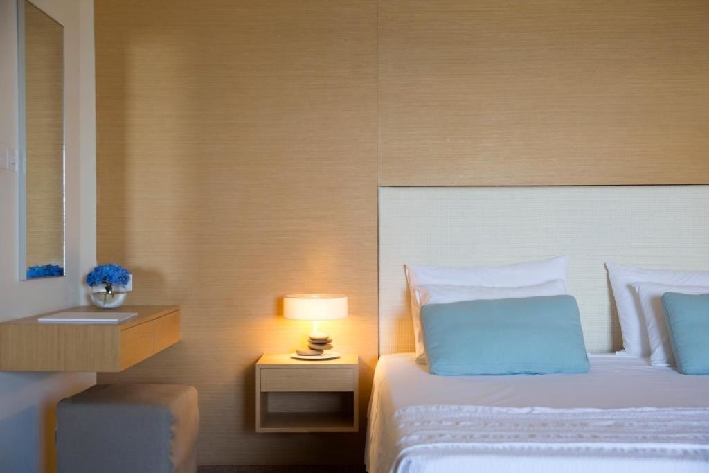 rooms-triple-standard-room-lateral-sea-view-balcony-or-terrace