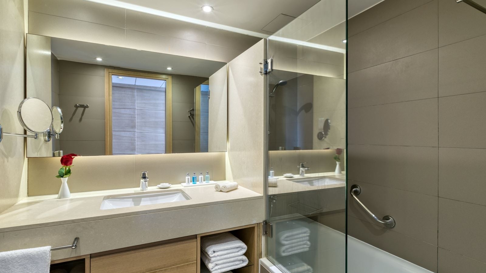 rooms-twin-superior-room-seaview-balcony