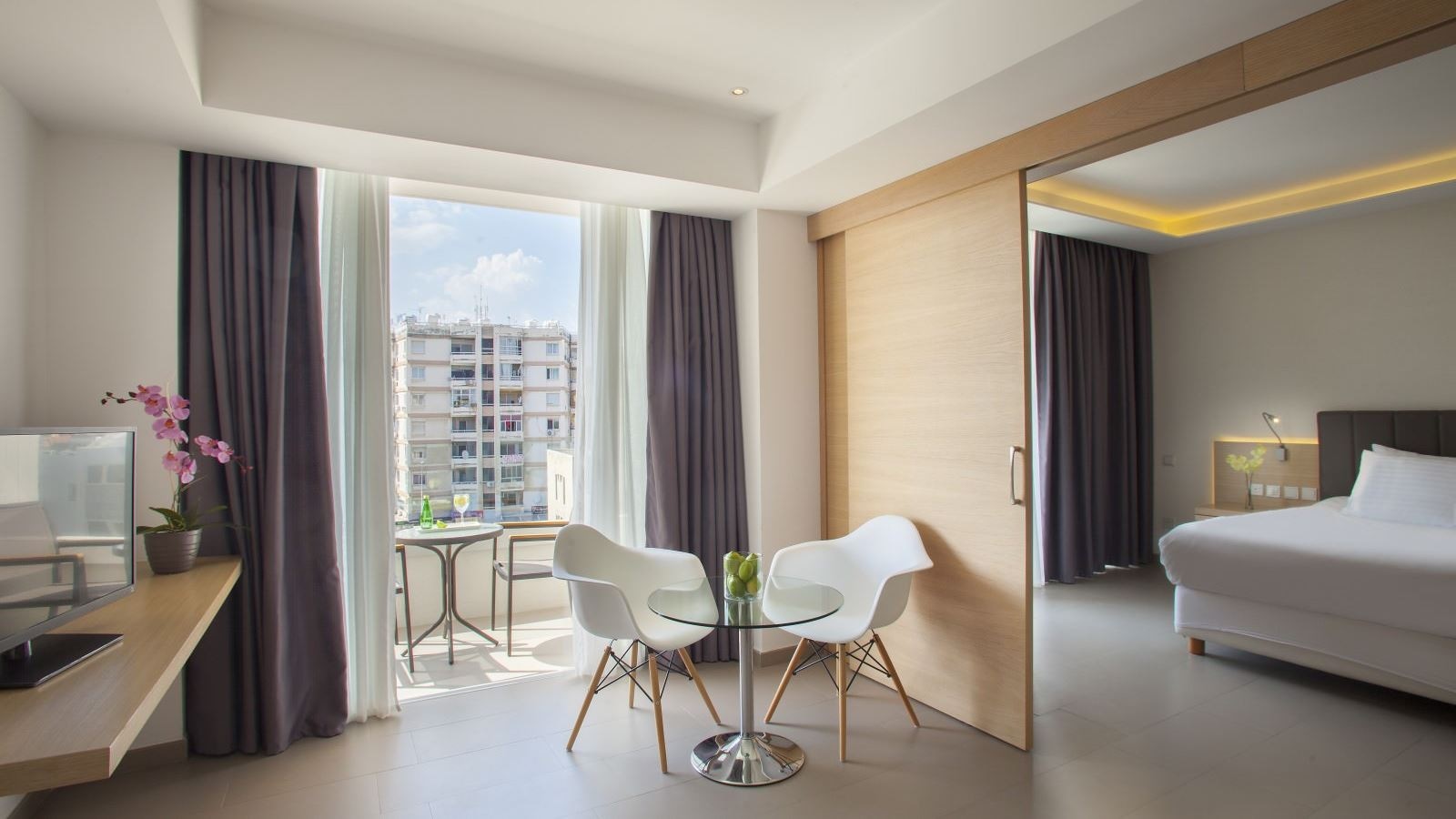 rooms-juniorsuite-inland-view-balcony