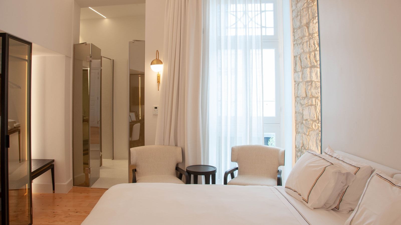 rooms-deluxe-room-balcony