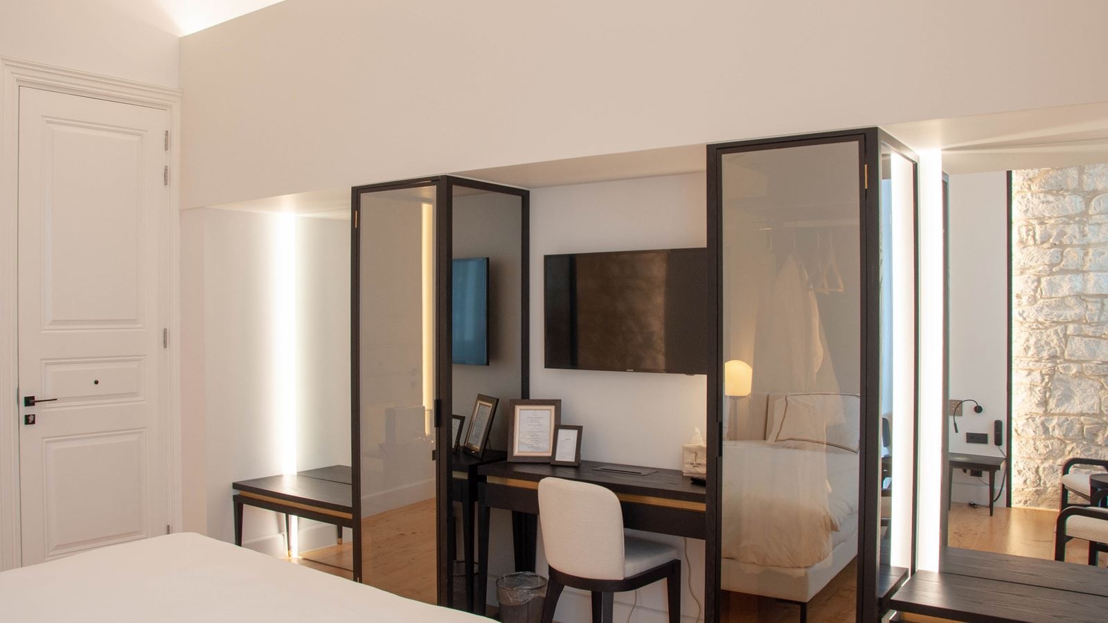 rooms-deluxe-room-balcony