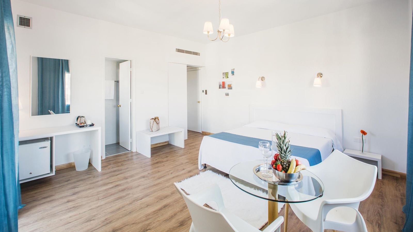 rooms-standard-suite-cityview-balcony