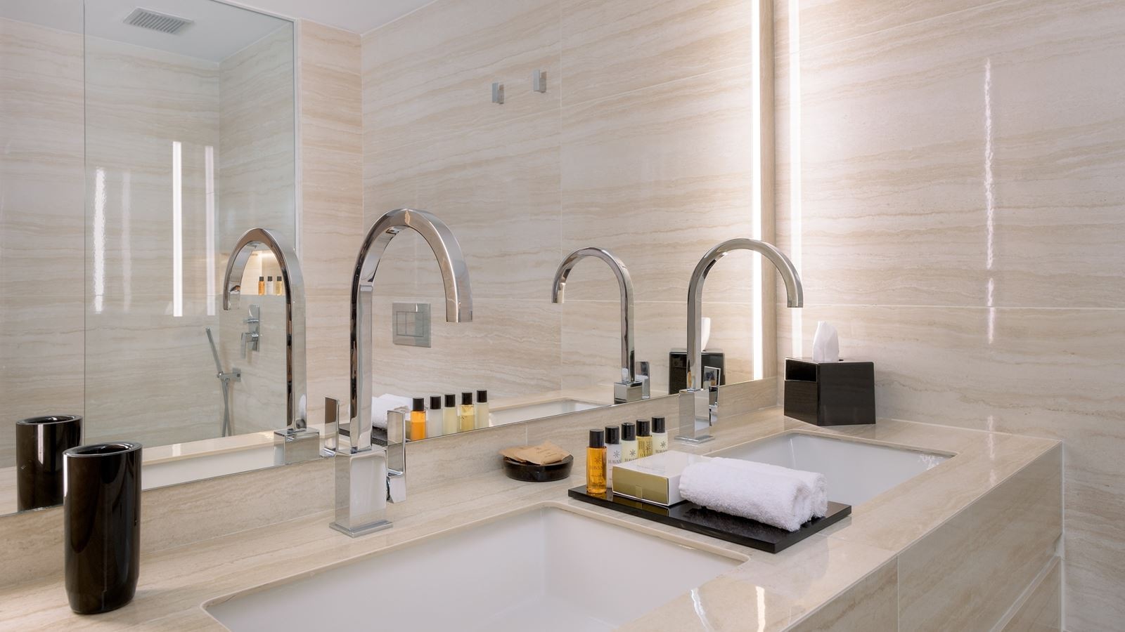 rooms-single-deluxe-lateralseaview-balcony