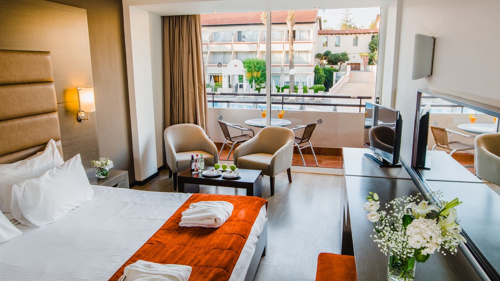 rooms-deluxe-room-pool-view