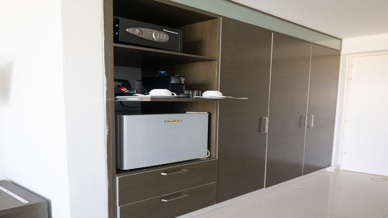 rooms-standard-room-pool-view-balcony