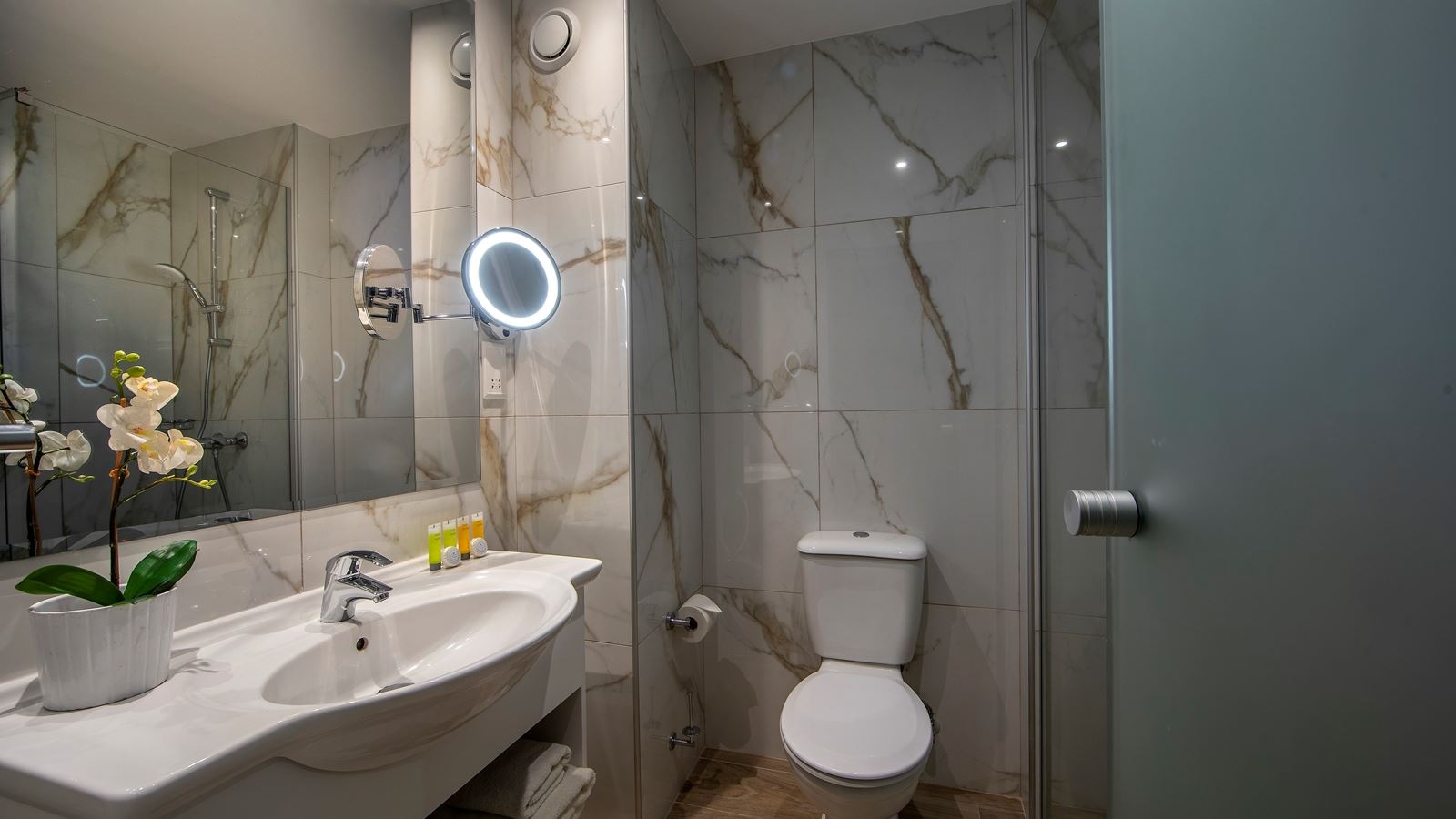 rooms-deluxe-roombalcony