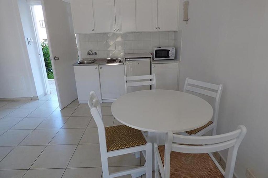 rooms-one-bedroom-apartment-balcony-or-terrace