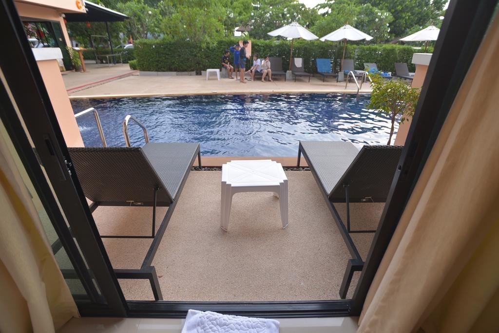 rooms-deluxe-pool-access