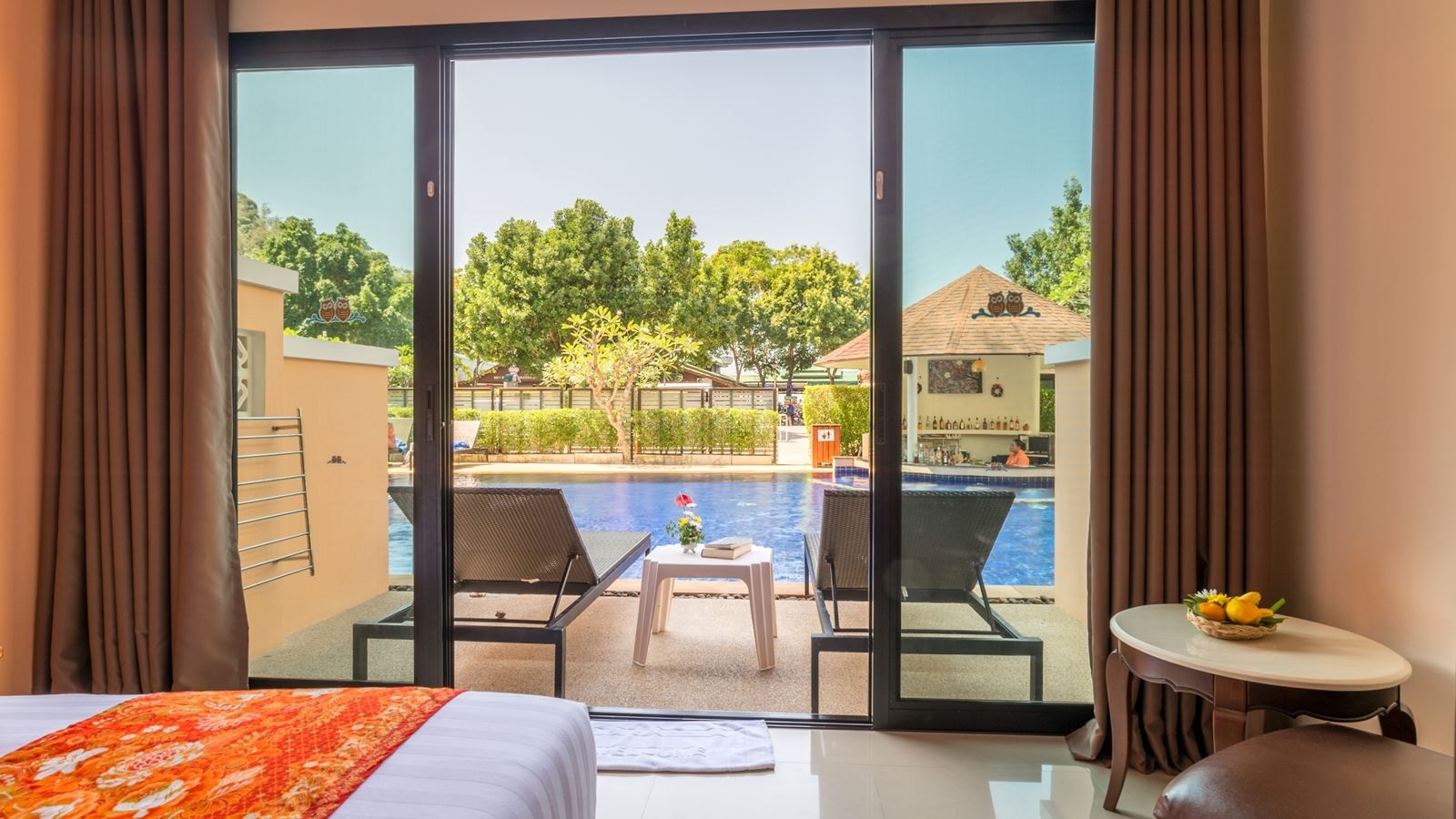 rooms-deluxe-pool-access