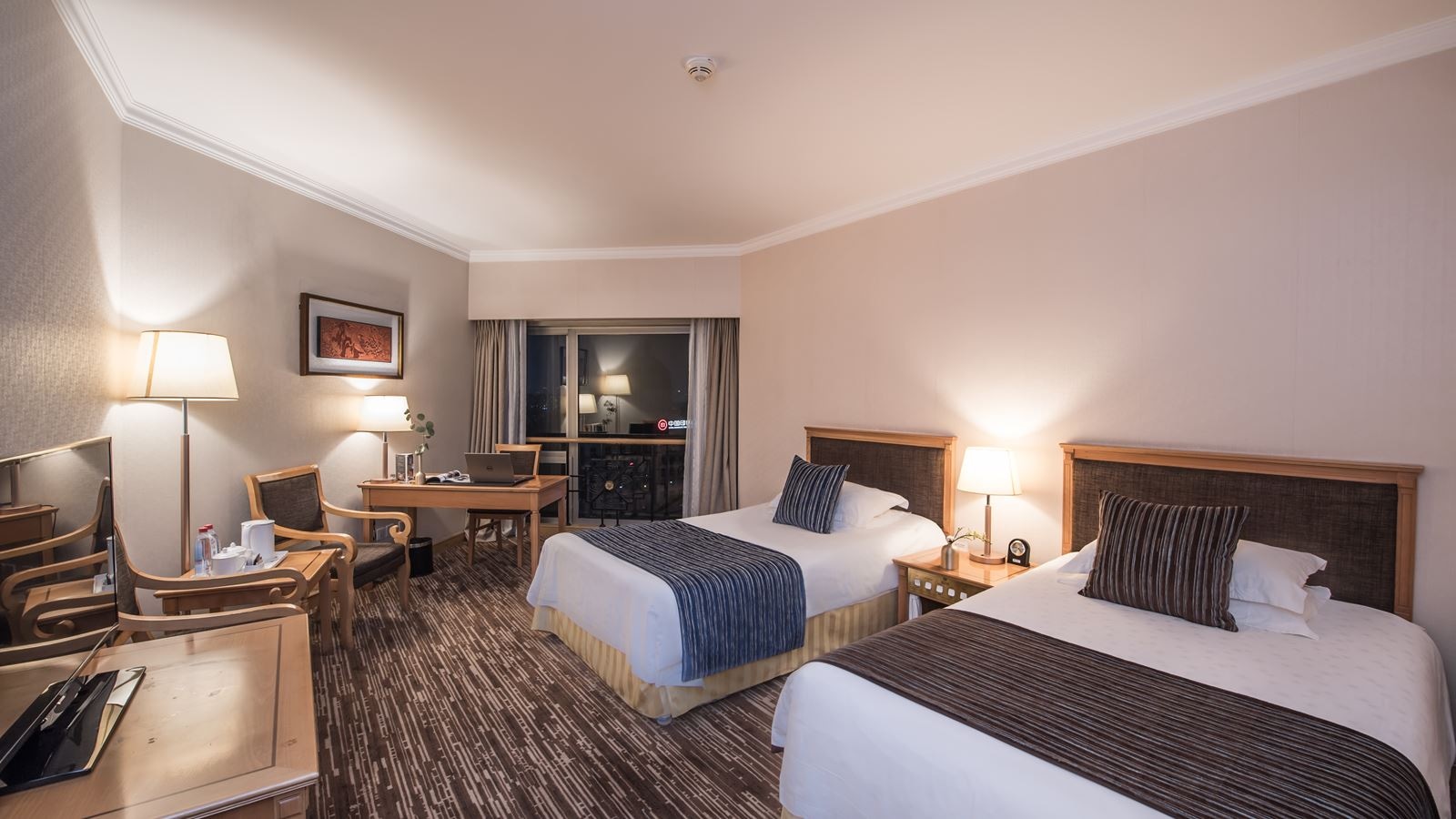 rooms-double-business-king-bed