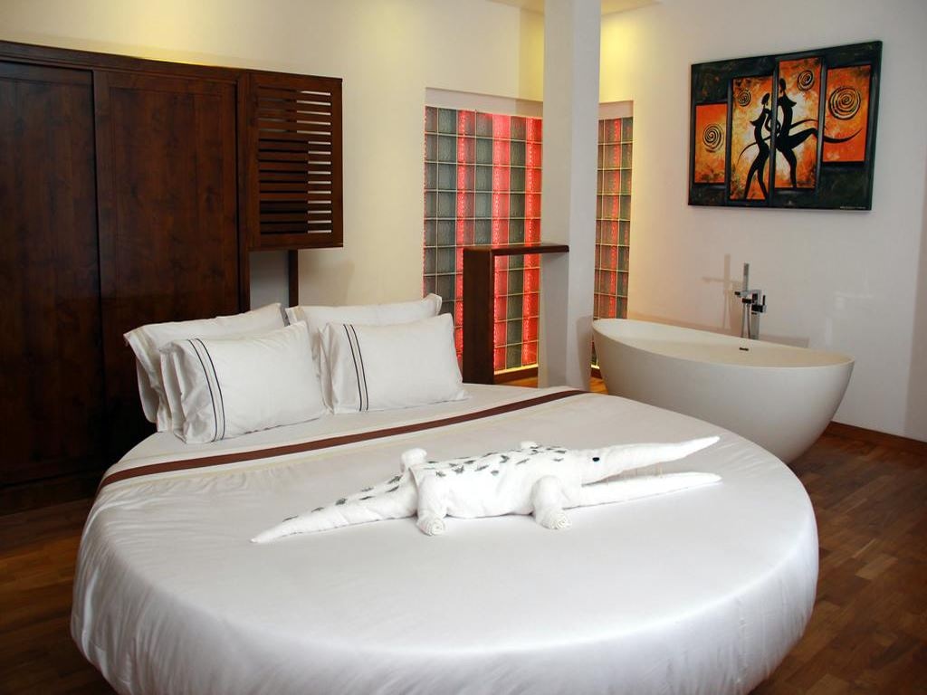 rooms-honeymoon-suite