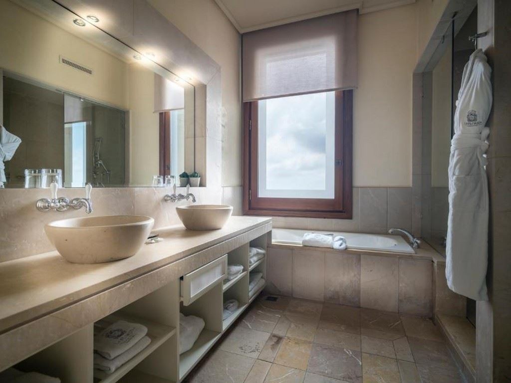 rooms-deluxe-family-room