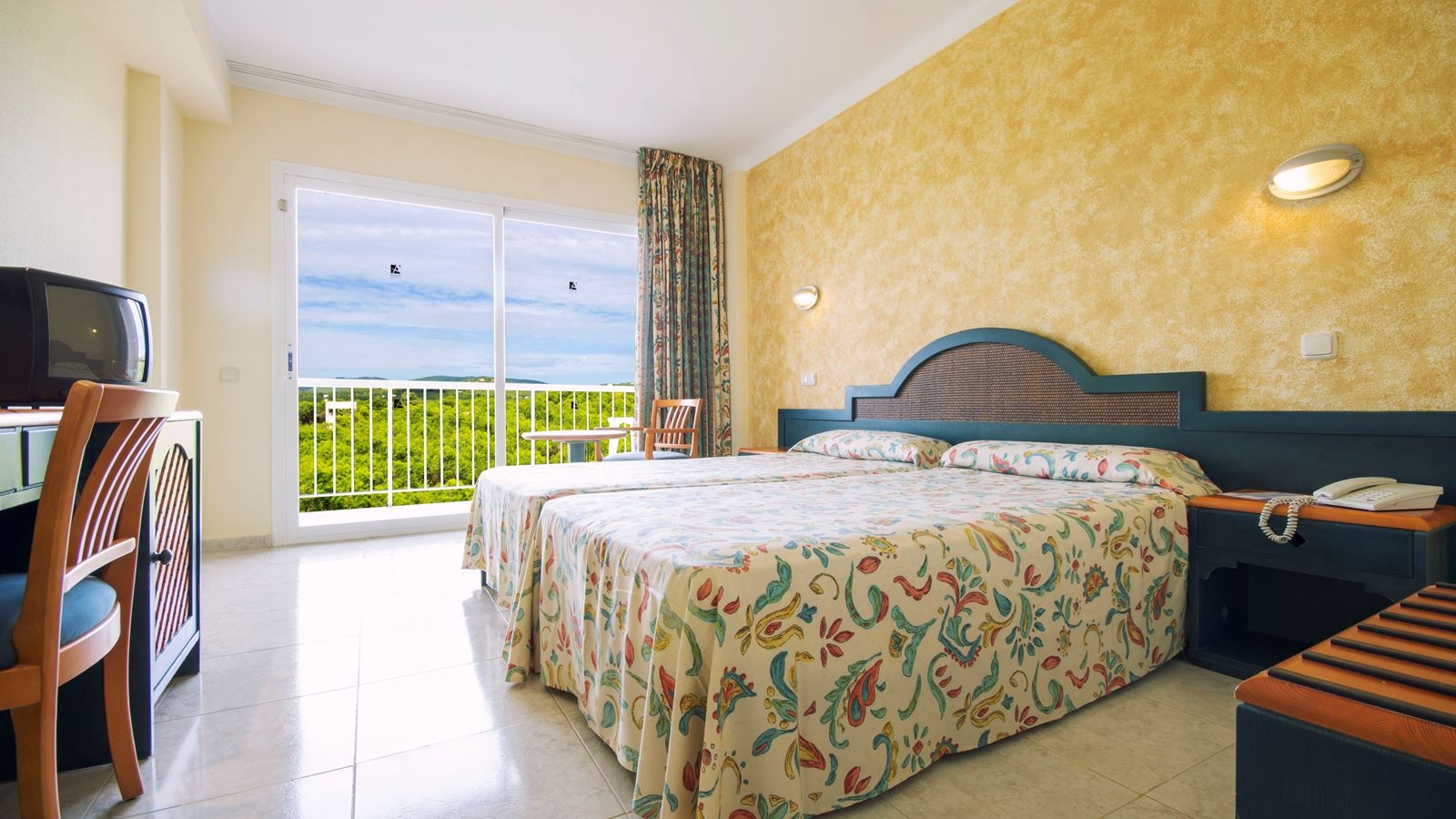 rooms-double-or-twin-pool-view