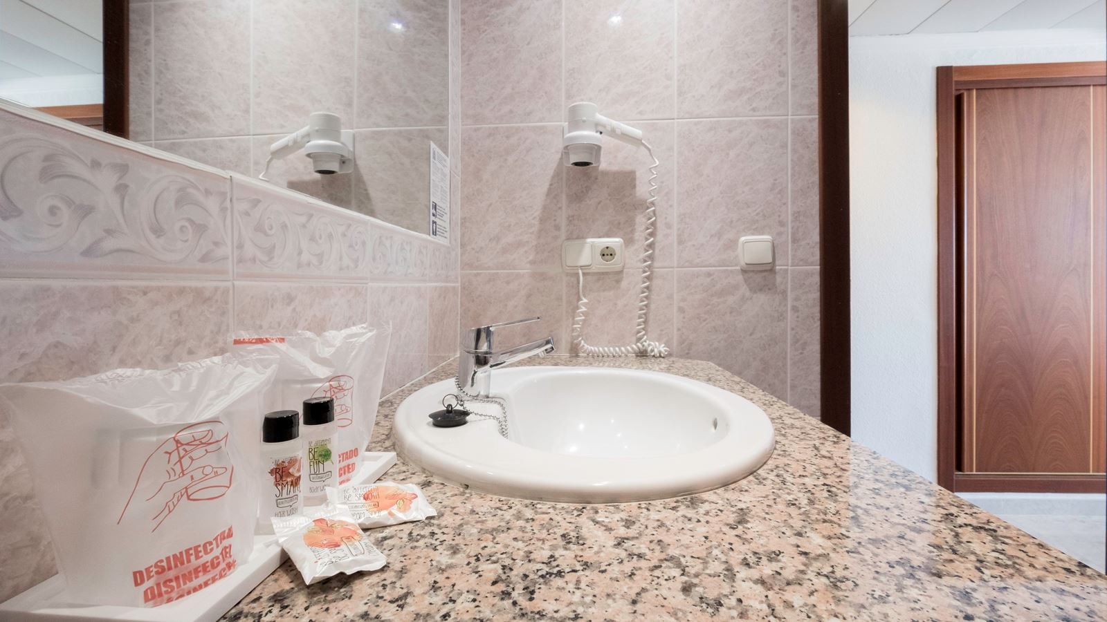 rooms-double-single-use-with-air-conditioning