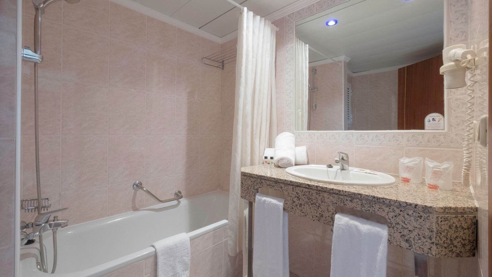 rooms-double-or-twin-pool-view