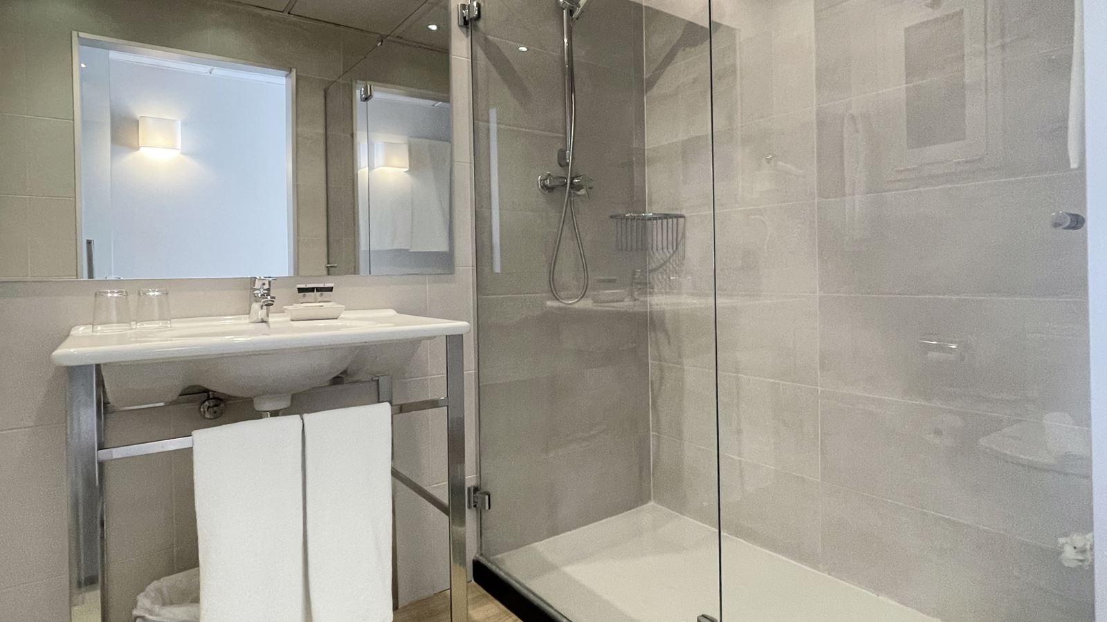 rooms-double-single-use-with-double-bed