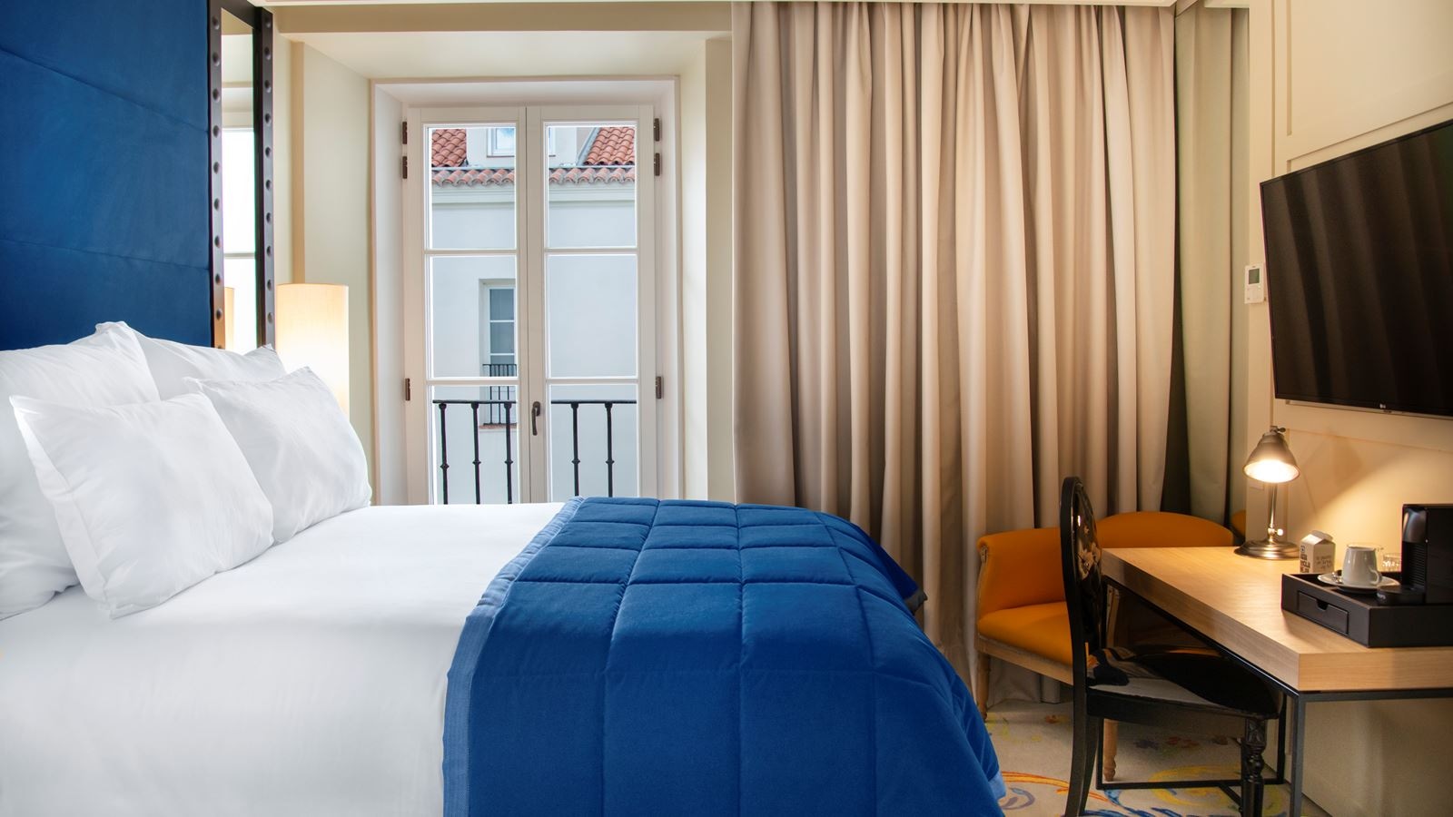 rooms-double-single-use-superior-with-views