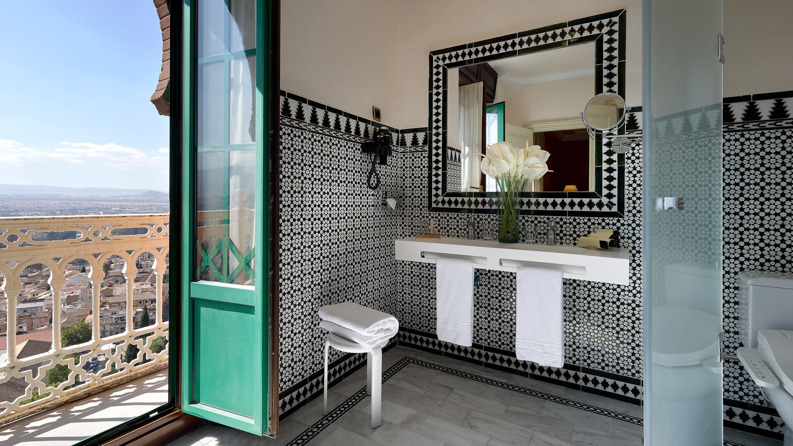 rooms-triple-classic-city-view