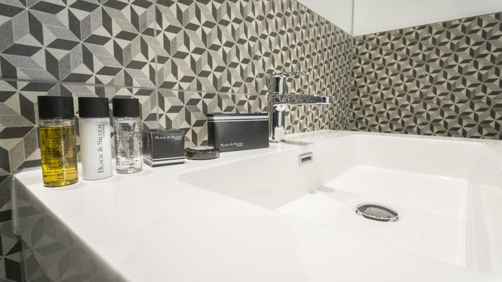 rooms-double-deluxe-with-jacuzzi