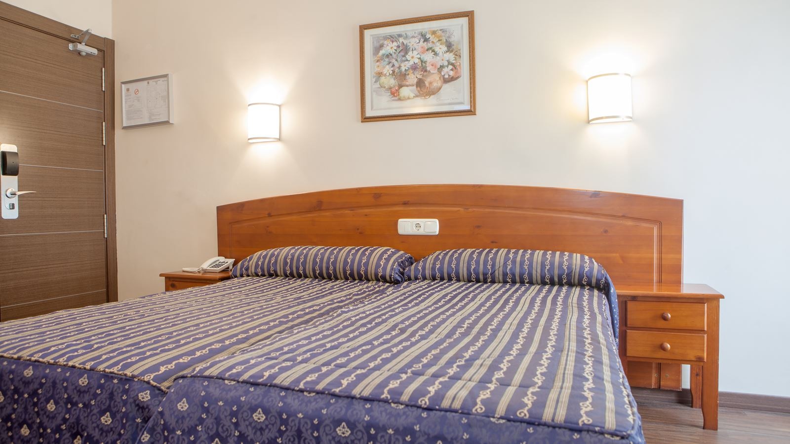 rooms-double-single-use-queen-size-bed