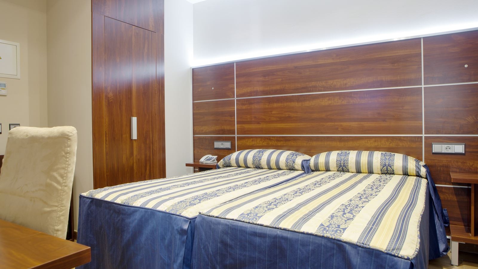 rooms-double-single-use-queen-size-bed