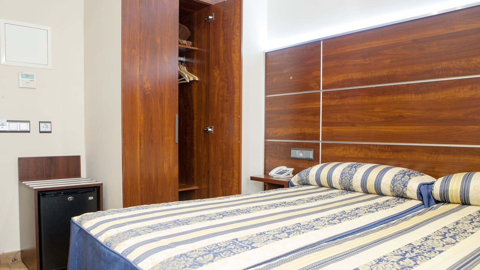 rooms-double-single-use-queen-size-bed