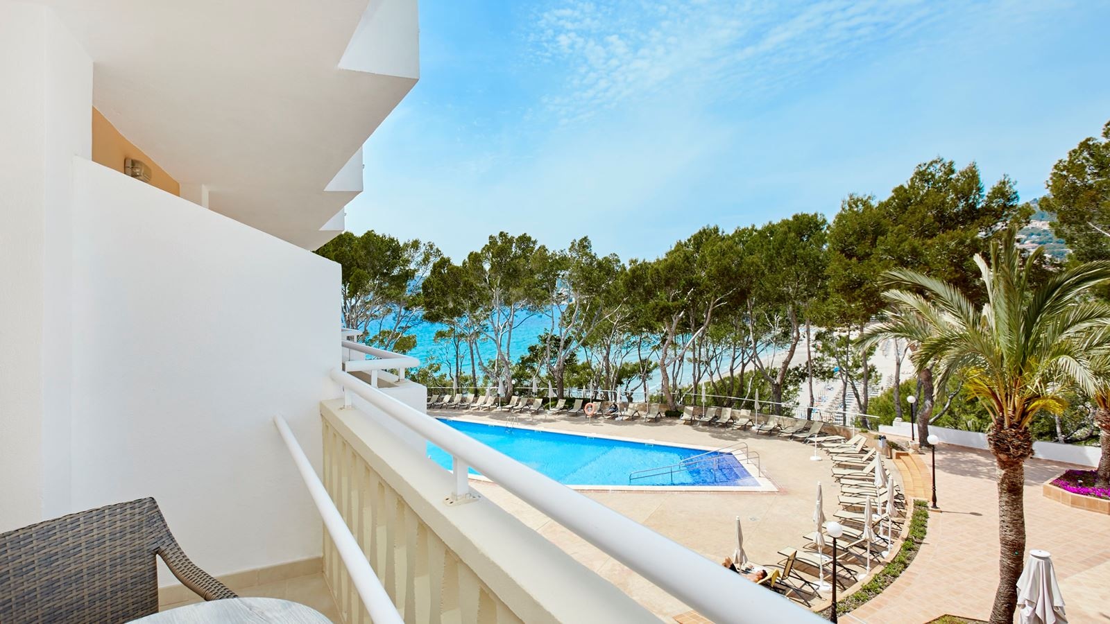 rooms-double-or-twin-superior-with-balcony