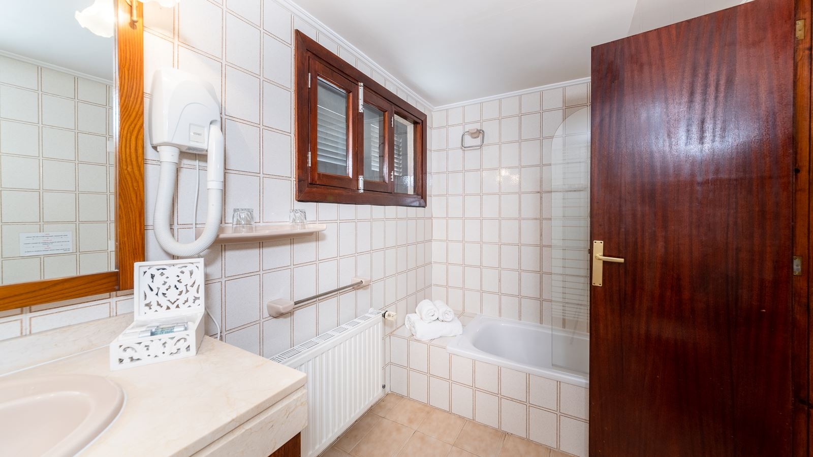 rooms-family-room-with-terrace