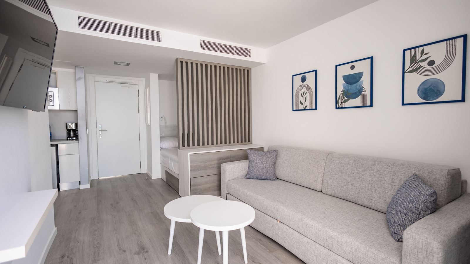 rooms-family-suite-with-limited-sea-view