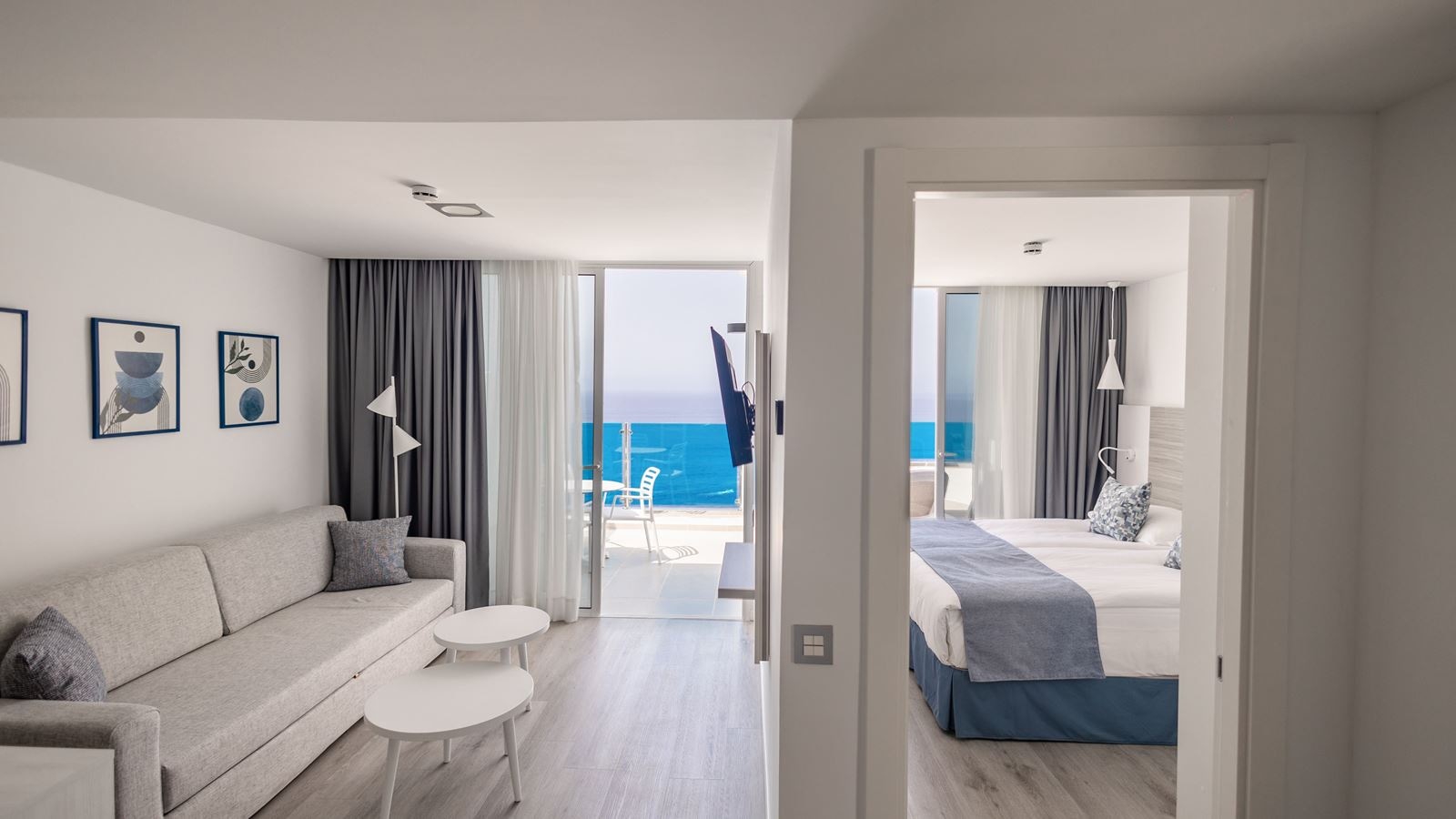 rooms-family-suite-with-limited-sea-view