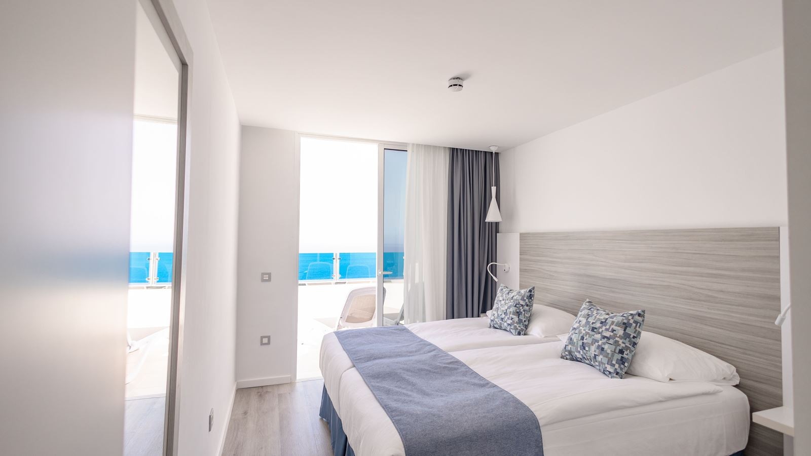 rooms-family-suite-with-limited-sea-view